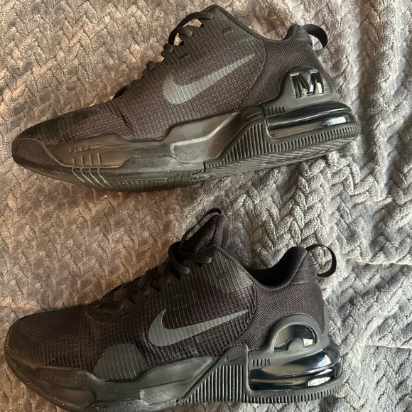 Nike shoes - Picture 1 of 3
